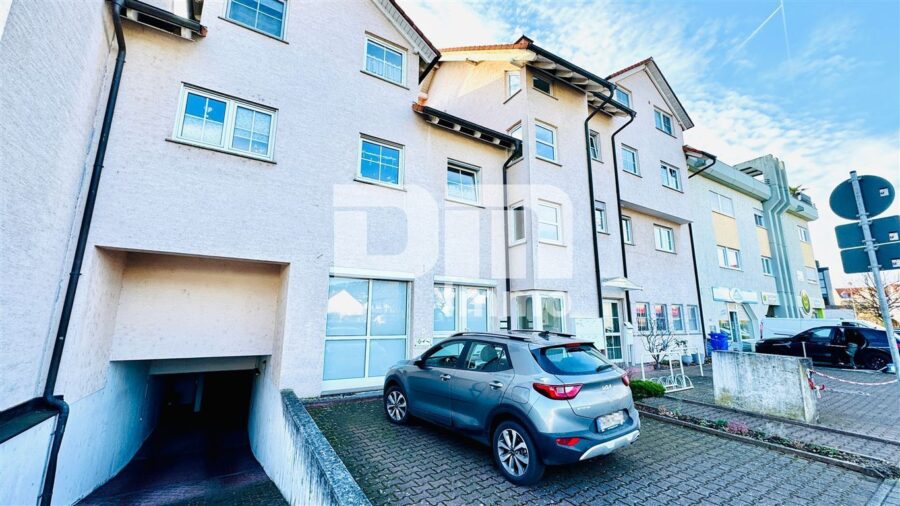 Ladeneinheit und Büro / Praxisfläche teilvermietet im Paket mit umfangreicher Ausstattung - Frontansicht Titel